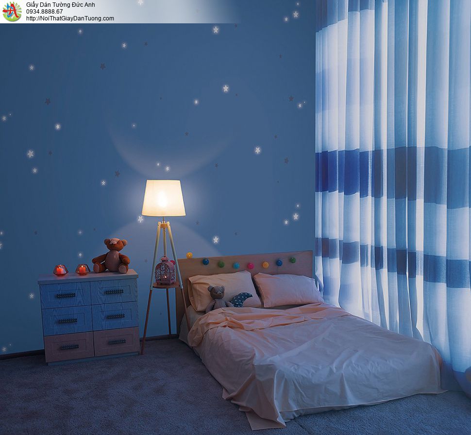 Giấy dán tường với những ngôi sao nhỏ màu xanh đậm sẽ mang đến cho phòng ngủ của bạn một không gian đẹp mắt và đầy sức sống. Với mẫu thiết kế đa dạng, bạn có thể dễ dàng tìm kiếm cho mình một mẫu giấy dán tường phù hợp với sở thích và phong cách của mình. Hơn nữa, với độ bền cao và khả năng chống nước tuyệt vời, sản phẩm này là sự lựa chọn hoàn hảo cho căn phòng của bạn.